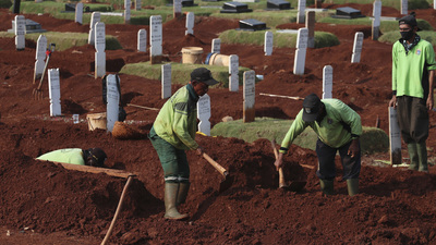 Endonezya'da maske takmayana mezar kazma cezası!
