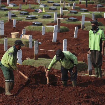 Endonezya'da maske takmayana mezar kazma cezası!