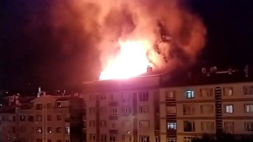 Başkent'te korkutan çatı yangını