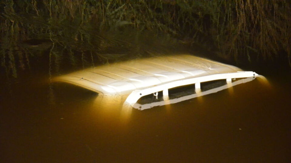 Kamyonet sulama kanalına devrildi: 2 yaralı