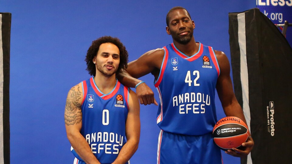 Anadolu Efes yeni sezon kadrosunu ve formalarını tanıttı