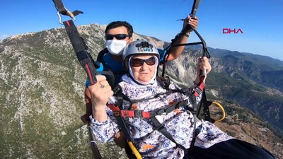 Torunlarını kıramadı, 100 yaşında paraşütle atladı