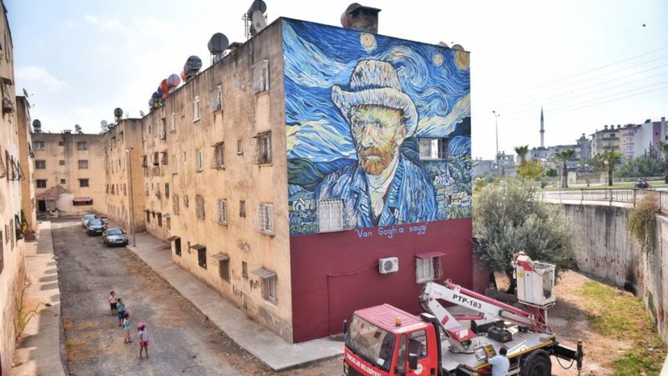 36 yıllık bina 'Yıldızlı Gece' eseriyle kaplandı