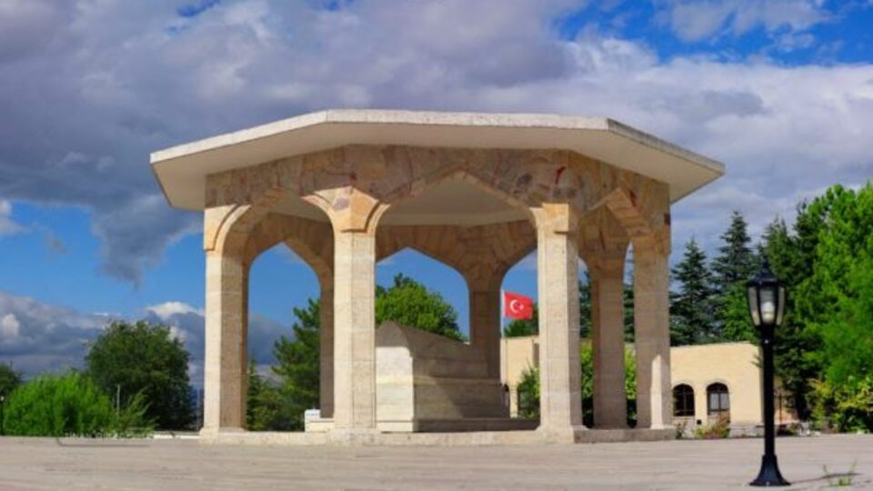 7 asırlık tartışma: Yunus Emre'nin türbesi