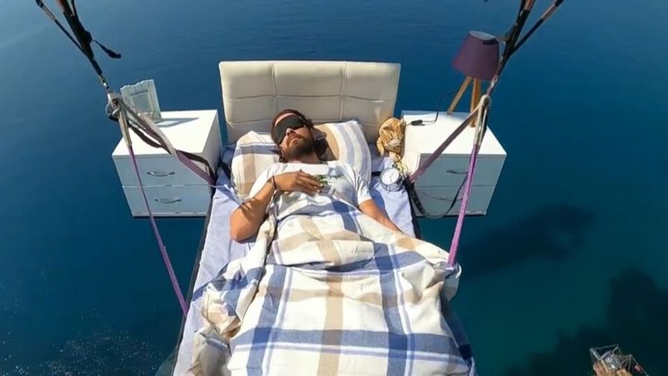 'Yatarak' gökyüzünden süzüldü