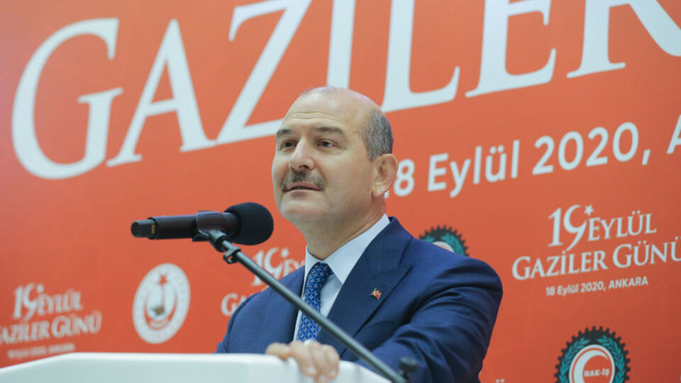 Bakan Soylu gazi ve gazi yakınlarıyla bir arada