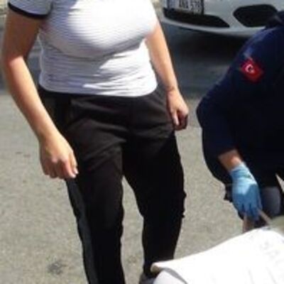 Genç kıza çarptı! İkisi de şoka girdi!