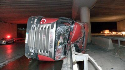 Çekmeköy'de kum yüklü TIR devrildi!