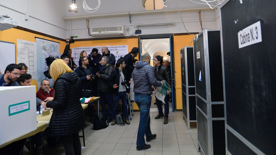 İtalya'da halk anayasa referandumu için sandık başında