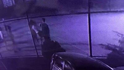 Oğluna tekme atan çocuğu feci şekilde dövdü