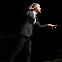 Sağlık çalışanlarını ayakta alkışlattı