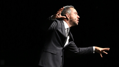 Sağlık çalışanlarını ayakta alkışlattı