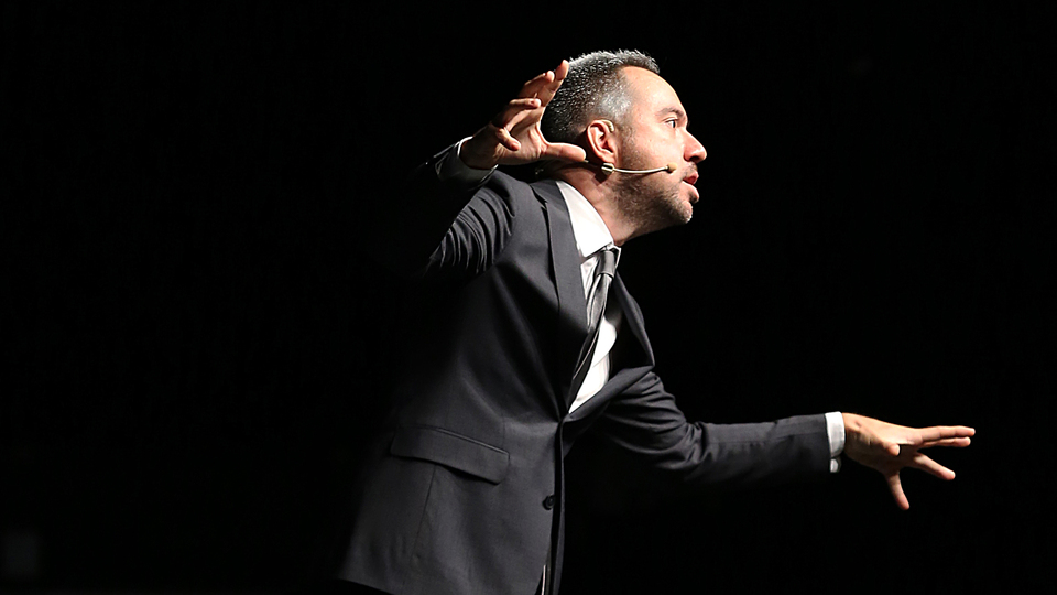 Sağlık çalışanlarını ayakta alkışlattı