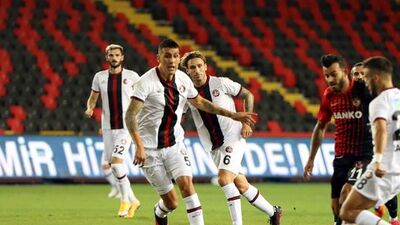 Mevlüt 1 puanı kurtardı!