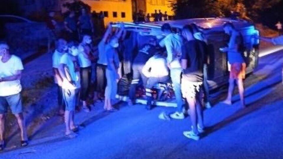 İskenderun'da ambulans devrildi: 3 yaralı