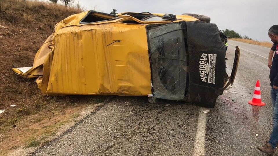 Kaygan yolda takla attı: 1'i ağır 3 yaralı