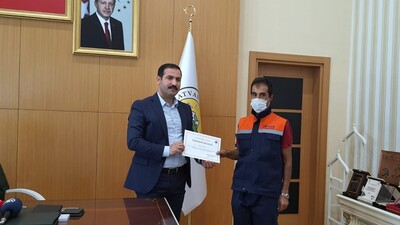 Ekmek teknesini eliyle silen işçiye ödül