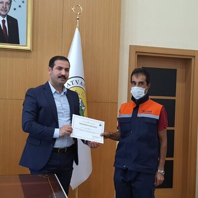 Ekmek teknesini eliyle silen işçiye ödül