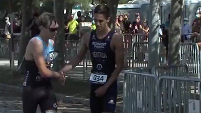 Bitiş çizgisinde şaşırtan olay!