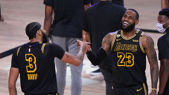 Lakers, son saniyede güldü!