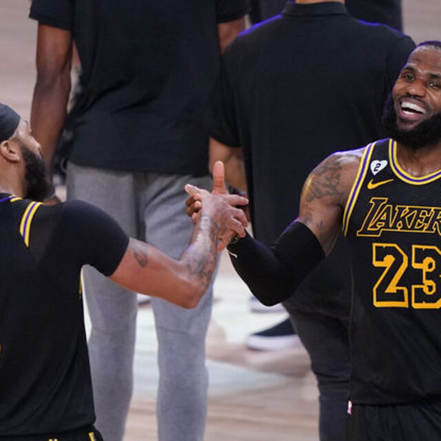 Lakers, son saniyede güldü!