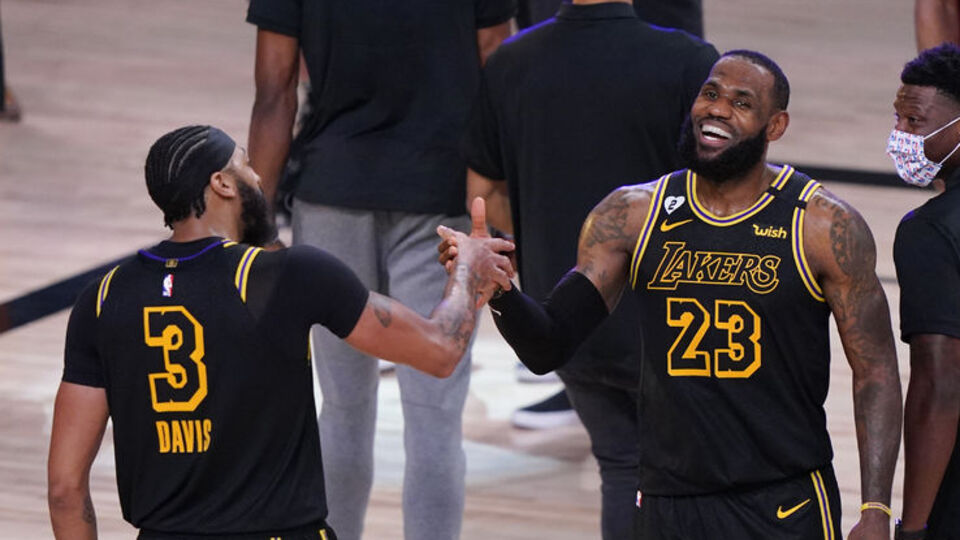 Lakers, son saniyede güldü!