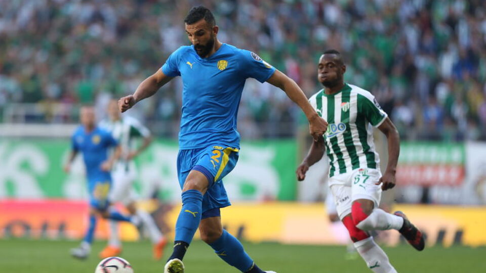 Yalçın Ayhan futbolu bıraktı