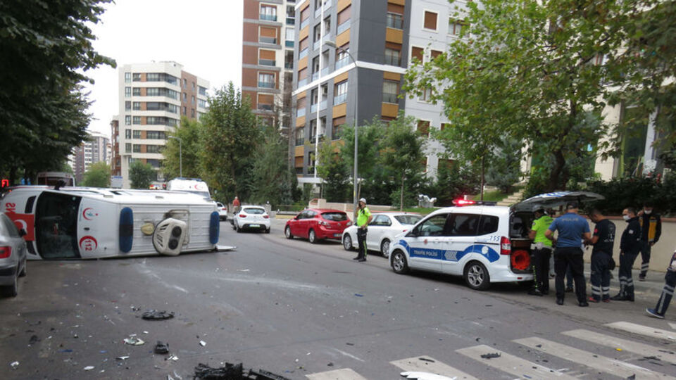 Kadıköy'de ambulans devrildi: 4 yaralı