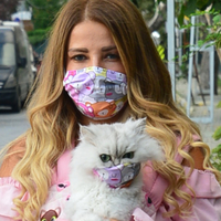 'Tek aşkım' dediği kedisine maske taktı