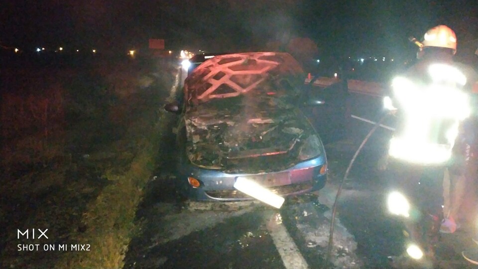 Seyir halindeki araç alev topuna döndü