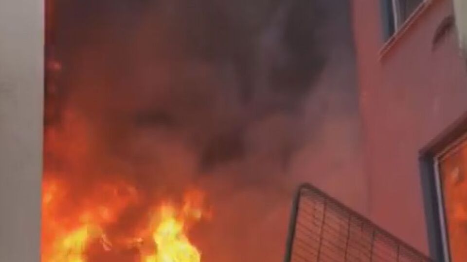 İstanbul Eyüpsultan'da 5 katlı binada yangın!