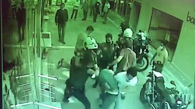 Maske denetimi yapan polise saldırdılar!