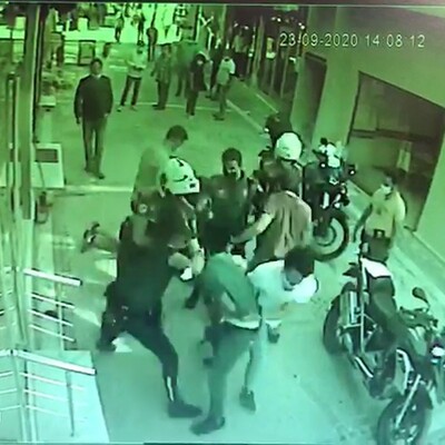 Maske denetimi yapan polise saldırdılar!