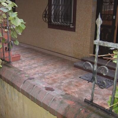 Balkondan düştü, korkuluklara saplandı