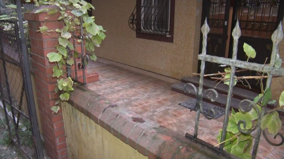 Balkondan düştü, korkuluklara saplandı