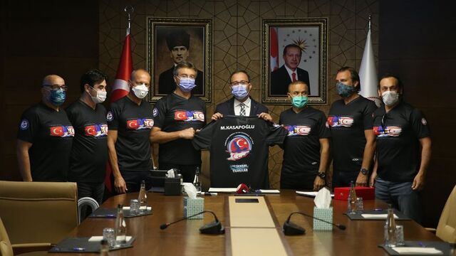 Kasapoğlu, yüzücülerle bir araya geldi
