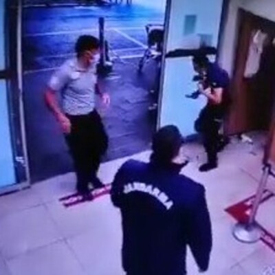 Sinir krizi geçirip hastaneyi birbirine kattı!