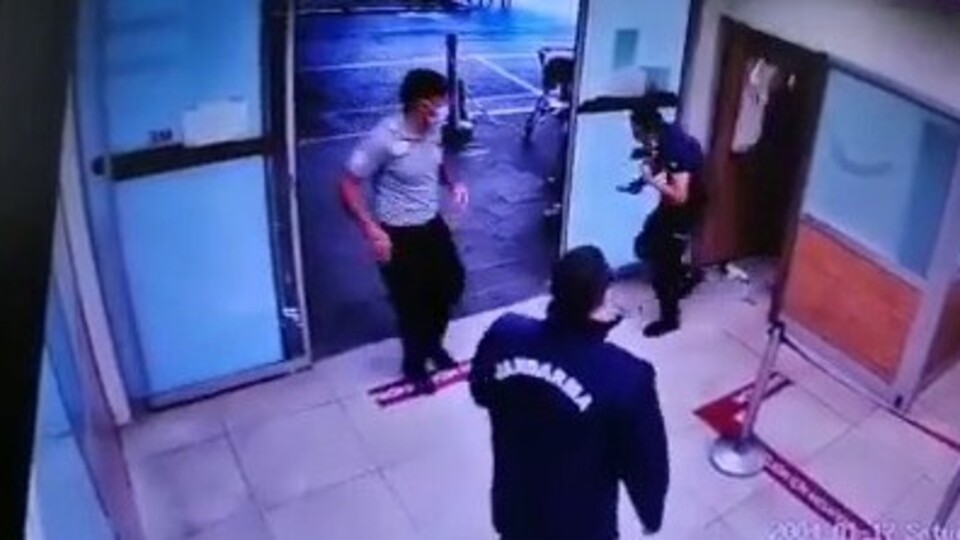 Sinir krizi geçirip hastaneyi birbirine kattı!