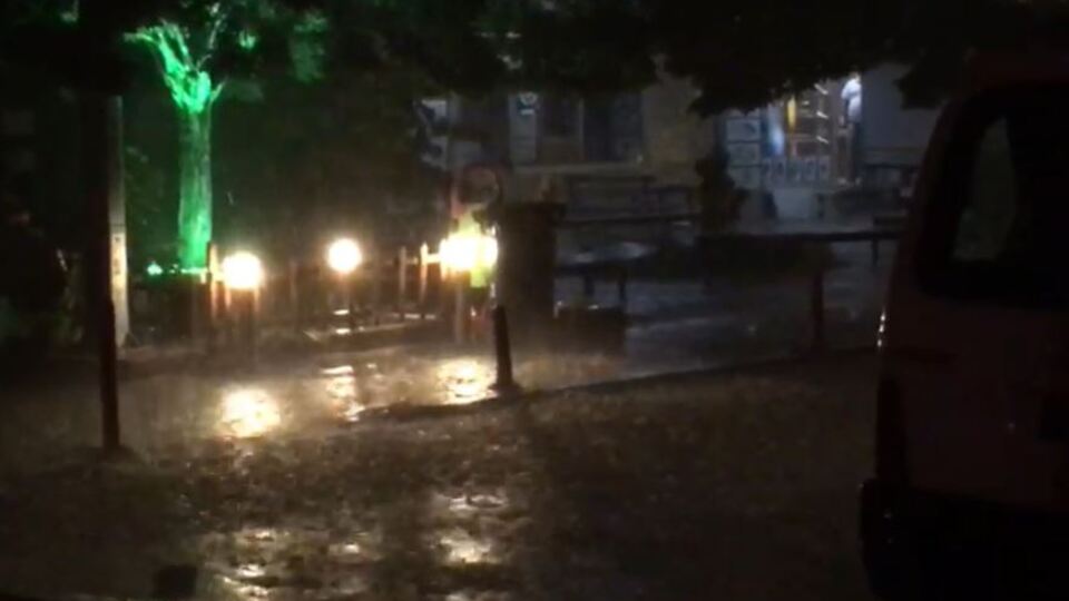 Artvin'de sağanak esareti! Yollar göle döndü!