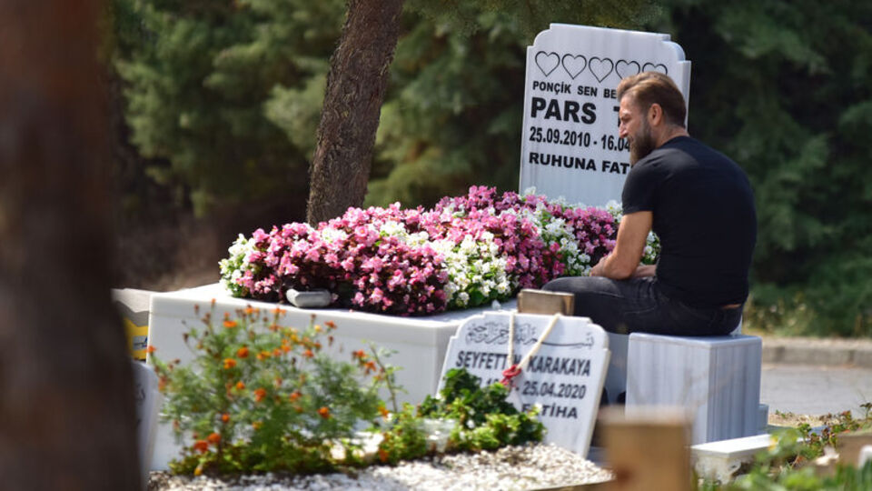 Doğum gününde mezarını ziyaret etti