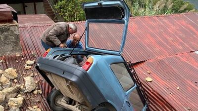 Otomobil evin çatısına uçtu
