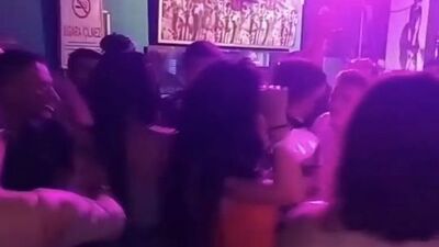 Taksim'de gece kulüplerinde maskesiz ve kuralsız eğlence