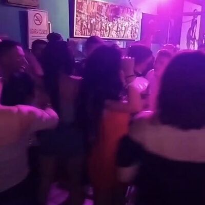 Taksim'de gece kulüplerinde maskesiz ve kuralsız eğlence