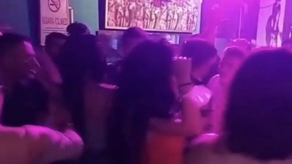 Taksim'de gece kulüplerinde maskesiz ve kuralsız eğlence