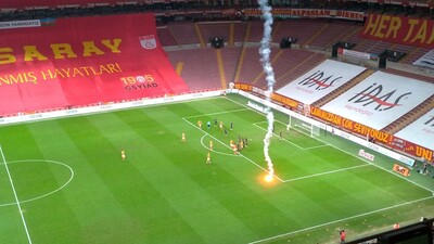 Seyircisiz derbide sahaya meşale!