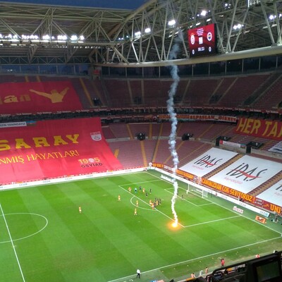 Seyircisiz derbide sahaya meşale!