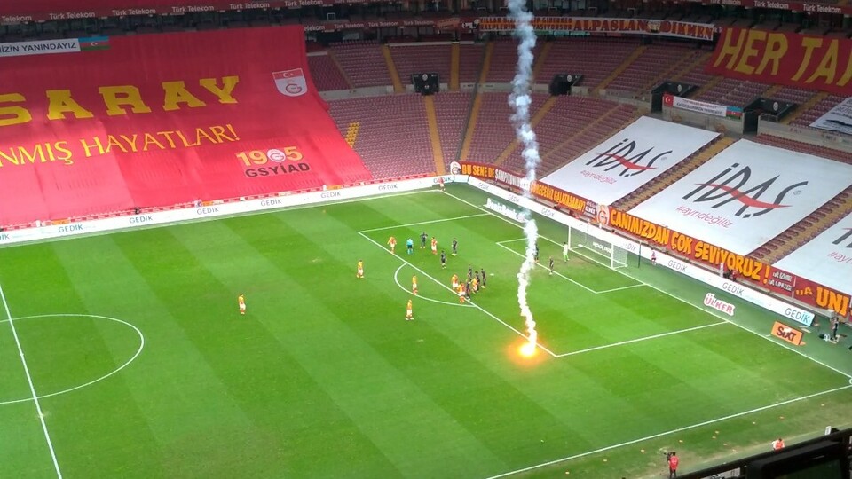 Seyircisiz derbide sahaya meşale!