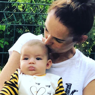 Oğlunun yüzünü ilk kez gösterdi