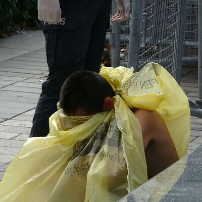 Şaşırtan olay! Polis poşetle kapattı