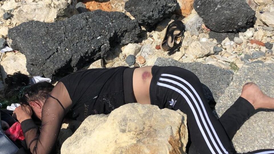 Genç kadını dövüp kayalıklara attılar!